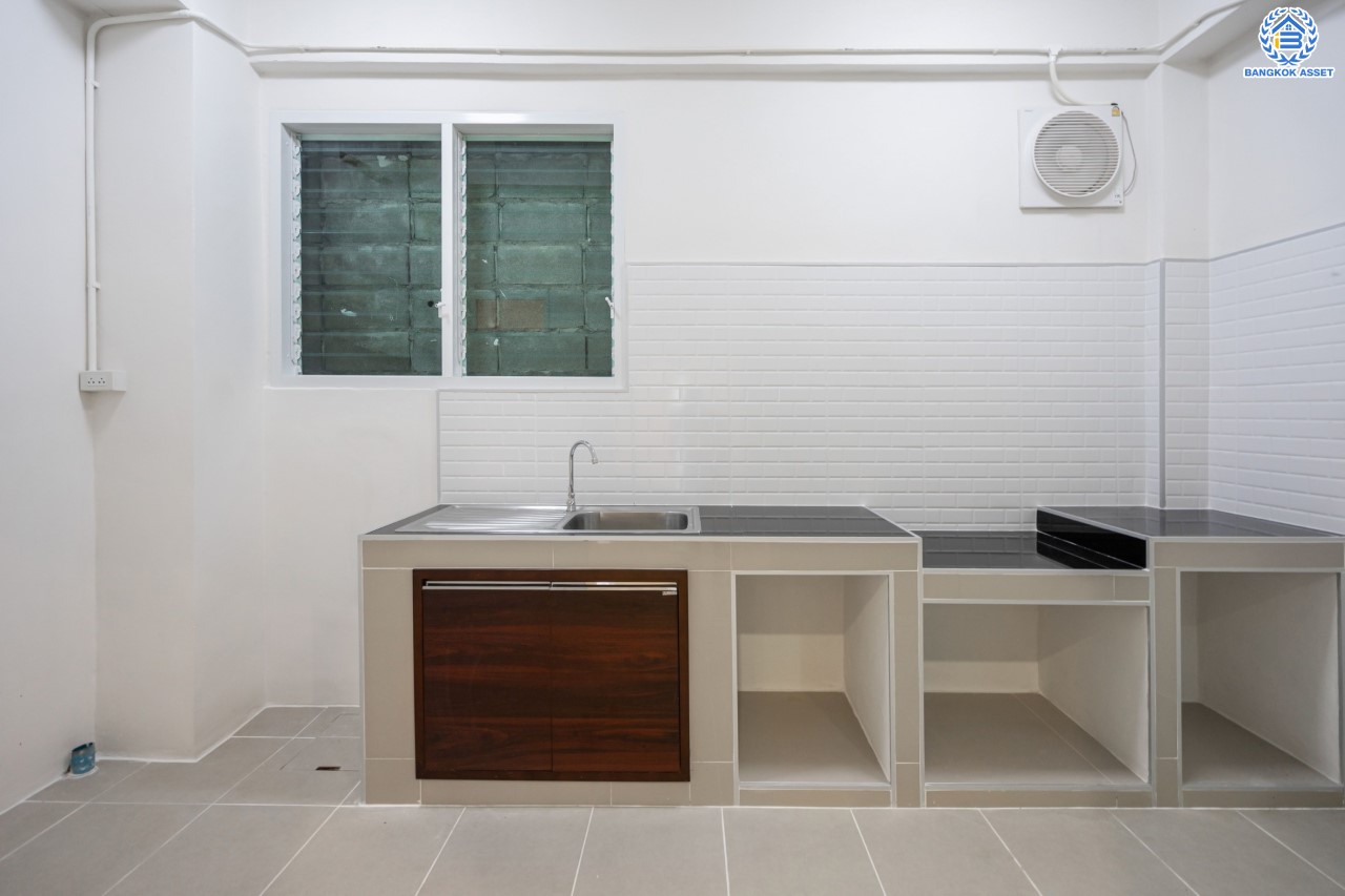 บ้านมือสองตกแต่งใหม่ ม.พิบูลย์การ์เด้นวิลล์ พิบูลย์สงคราม-พระราม5 เนื้อที่ 18 ตร.ว. ฟังก์ชัน 3 ห้องนอน 2 ห้องน้ำ จอดรถได้ 1 คัน บนสุดยอดทำเล! เชื่อมถนนพิบูลย์สงคราม, วงศ์สว่าง, นครอินทร์ และติวานนท์ ใกล้จุดขึ้นทางด่วนศรีรัช-วงแหวนรอบนอก ใกล้รถไฟฟ้า "สถานีแยกติวานนท์"...